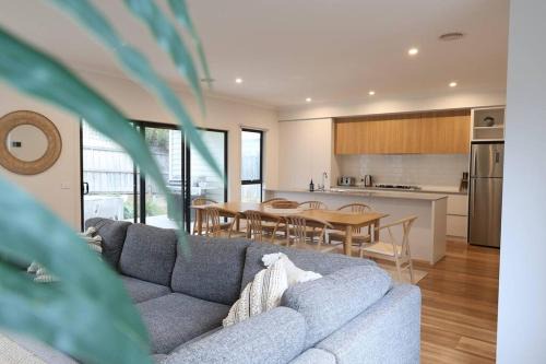 Ocean Grove House | Madeley Family Getaway- Sleeping 8, central, aircon, close to shops, beach, parks, spacious