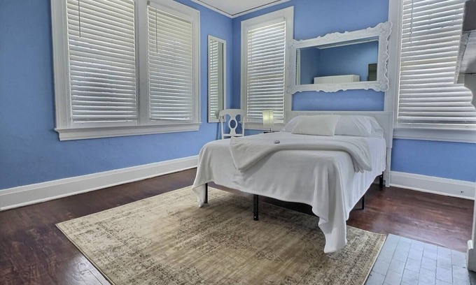Montgomery Apartment | Madison The Discovery Flat; History Rich 1 Bd/1 Ba in MGM