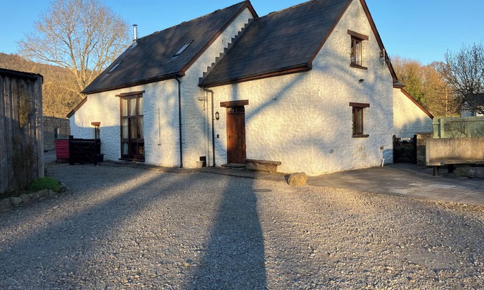 Gilwern Cottage | MAES Y BERLLAN BARN, pet friendly, with open fire in Gilwern