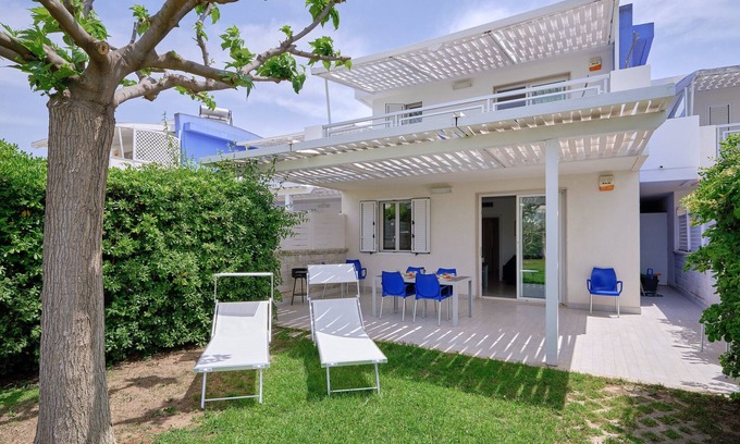 Marina di Ragusa Apartment | Maestrale, holiday home with garden 100 m from the sea in Marina di Ragusa