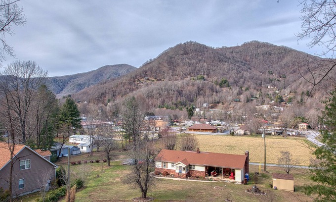 Maggie Valley Apartment | Maggie Valley Mountain View Suite & Spa