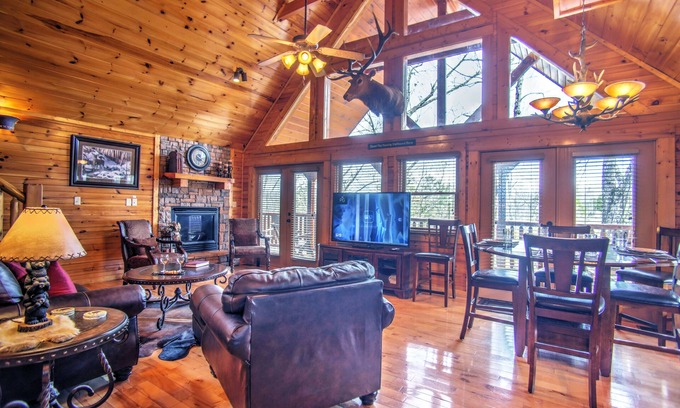 Gatlinburg Cabin | "MAGIC MOUNTAIN RETREAT' luxury cabin with Awesome Location! Free WIFI