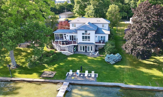 Sister Lakes House | Magic on Magician Lake