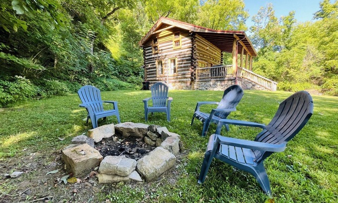 Hot Springs Cabin | Magical Cabin ~ River Access ~ Minutes from Town