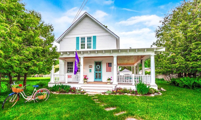 Harbor Springs House | Magical Harbor Spring Cottage-In Town- 4th of July and 7/26 to 8/2 just opened!