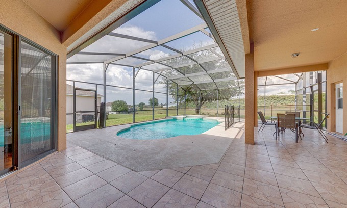 Legacy Park House | ✨MAGICAL✨'Travel the World' Villa w/private POOL!