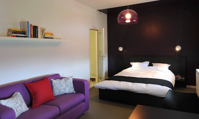 Engis Cottage | Magnery-Gîte-Deluxe-Private Bathroom-Street View