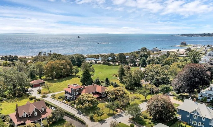 Groton House | Magnificent Ferncrest - Towering Home on the Coast