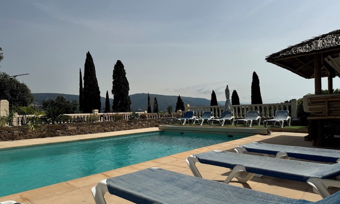 Bormes-Les-Mimosas House | Magnificent hillside rental in Bormes les Mimosas beds made for your arrival