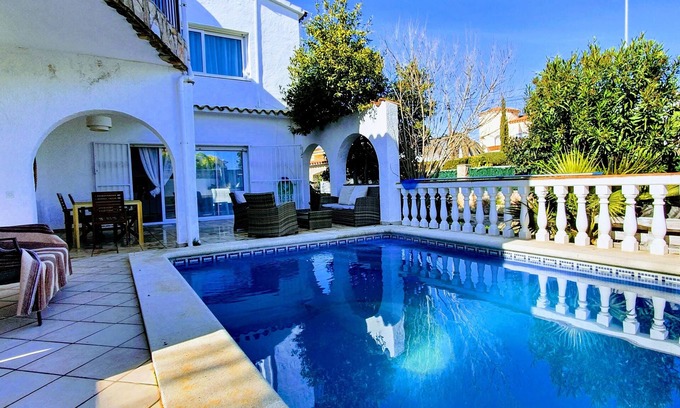 Empuriabrava Ski Chalet | Magnificent villa with pool Empuriabrava