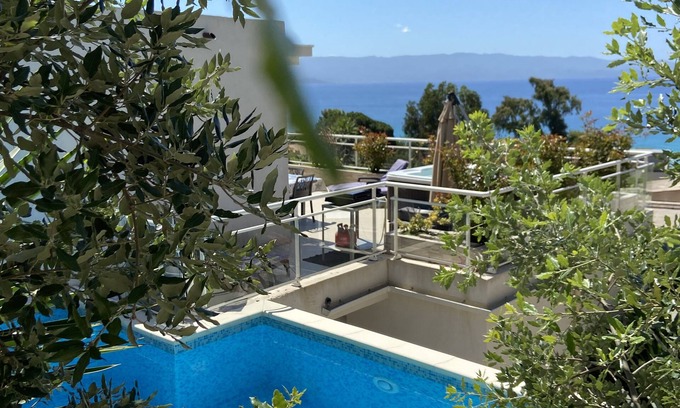 Ajaccio Villa | Magnificent villa on the roof Swimming pool and Jacuzzi with its full sea view.