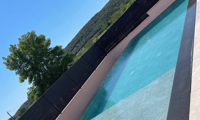 Montarnaud House | Magnificent villa swimming pool not overlooked