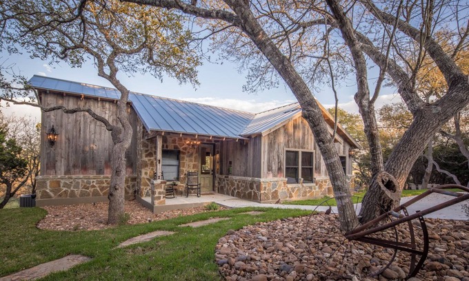 Canyon Lake House | Magnolia Haus - experience a beautiful, charming getaway at Canyon Lake!