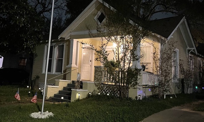 Brenham House | Magnolia House In the Heart of Downtown Brenham