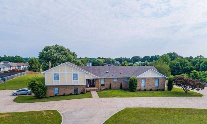 Clarksville House | Magnolia Summary: Hil