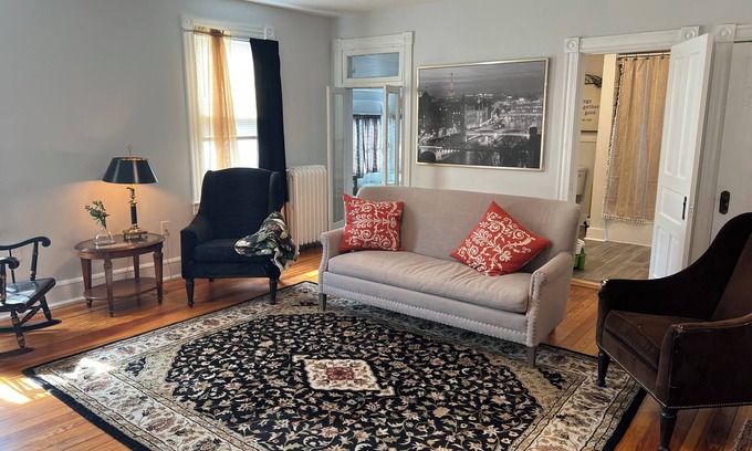 Old Town Winchester Apartment | Magnolia Wind elegant 3 BR 1BA loft apartment park for free and walk downtown