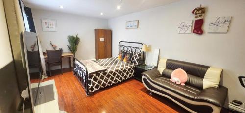 Steeles House | Mainfloor Spacious Room in Toronto