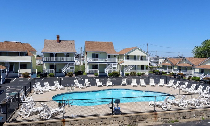Hampton Hotel | Mainsail Motel & Cottages