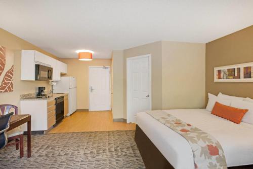 Greensboro Hotel | MainStay Suites Greensboro