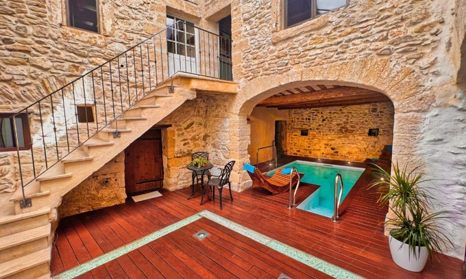 Saint-Hippolyte-de-Montaigu House | Maison provençale avec Piscine intérieure, spa et hammam à deux pas d'Uzès