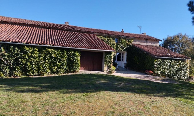 Clesse House | Maison au calme avec vue étang