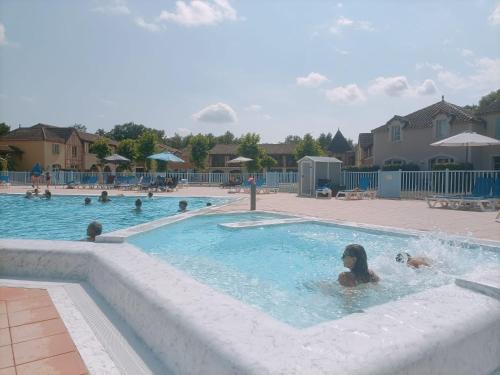 Monflanquin House | Maison avec piscine chauffée en résidence, 4 ou 5 pers, RDC, lac et nature