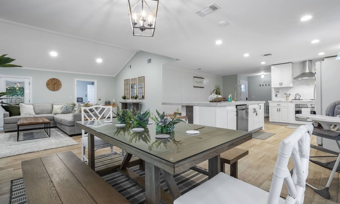 Bay St Louis House | Maison Blanc - 5Bd Close to Everything in Downtown Bay St. Louis!