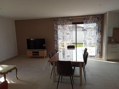 Sardieu Villa | Maison climatisée avec jardin à Sardieu 3km de la Côte St André