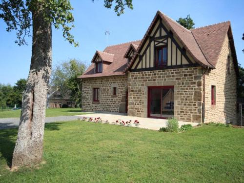 Saint-Denis-de-Villenette House | Maison de charme avec grand jardin, 4 chambres, 3 salles de bain, garage, WiFi, cheminée et terrasse - FR-1-497-115