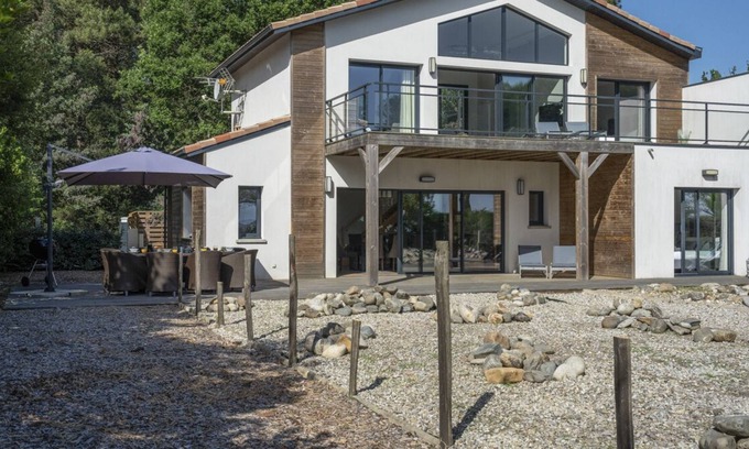 Carcans Villa | Maison Du Lac - Four Bedroom Villa, Sleeps 8