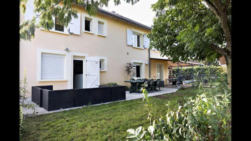 Saint-Marcel House | Maison familiale- 12 couchages - 6 chambres, piscine, très grand jardin