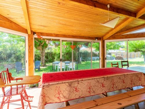 Parentis-en-Born House | Maison familiale, 15 pers., jardin privé, proche centre et lac, à 25 min de l'océan - FR-1-319-472