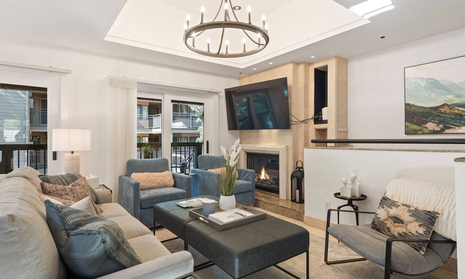 Downtown House | Maison Monarch | Steps To Lift 1A & Rooftop Deck