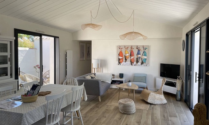 Noirmoutier-en-l'Ile House | Maison noirmoutrine sleeps 8, near beach and town center, garden and patio