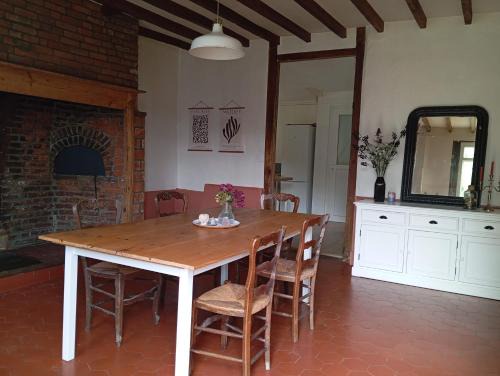 Pierrecourt House | Maison normande adossée à la forêt