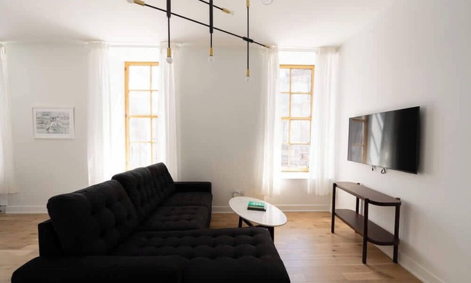 Old Montreal Apartment | Maison Rasco - One-bedroom queen size bed suite