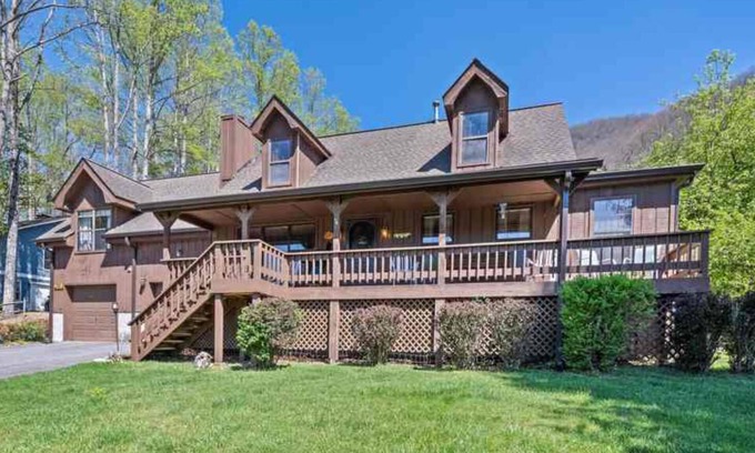 Maggie Valley Cabin | Majestic Grace-Spacious, Great Location, Garage, Motorcycle Friendly, Elk Visits