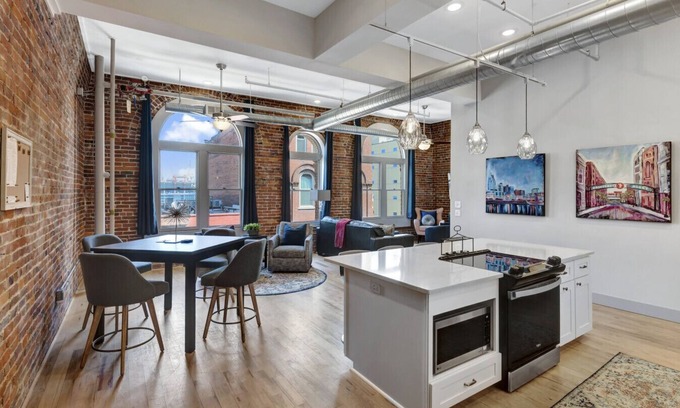 Downtown Nashville Apartment | Majestic Lofts #401 - In The Heart of Downtown! Steps from the Center of Broad!