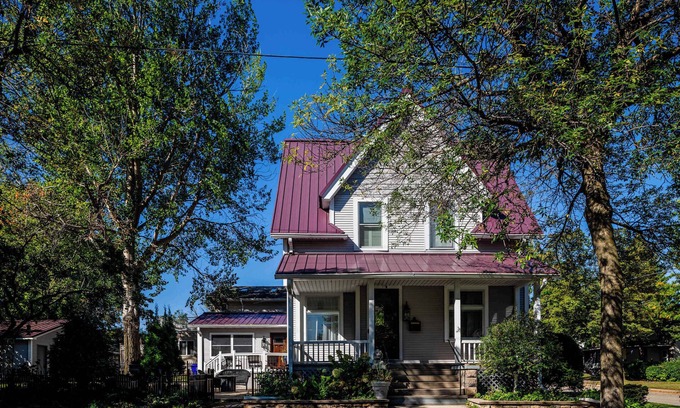 Appleton House | Majestic Mansion on State - Sleeps 13