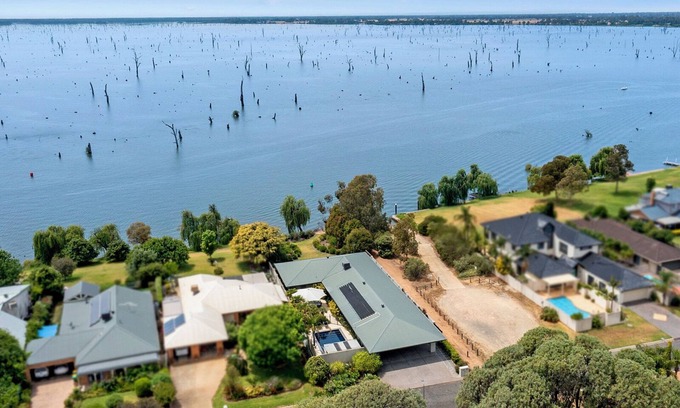 Yarrawonga House | Majestic Murray Riverfront