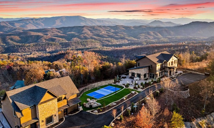 Gatlinburg - Pigeon Forge House | Majestic Paradise ~ Pickleball Court ~ Indoor Pool ~ Spectacular Views!