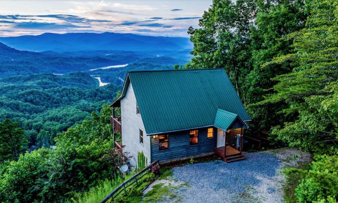 Bryson City Cabin | Majestic View Bryson City: Hot Tub + Pool Table + Amazing Views + Pet Friendly