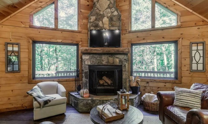 Sapphire Cabin | 'Make Your Mark' Cozy Sapphire Cabin with Hot Tub