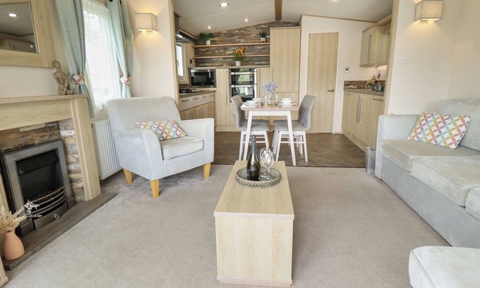 Skellingthorpe Cottage | Malham Number 7 Rudd Lake