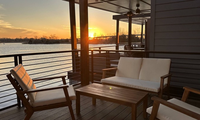 Wilmington Historic District Boat Rental | Malibu at The Cove - Riverwalk Villas in Downtown Wilmington