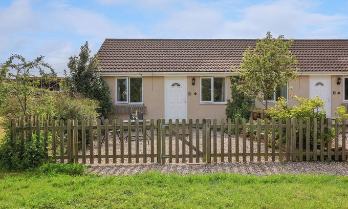 Highbridge Cottage | MALLARD, pet friendly, with a garden in Highbridge