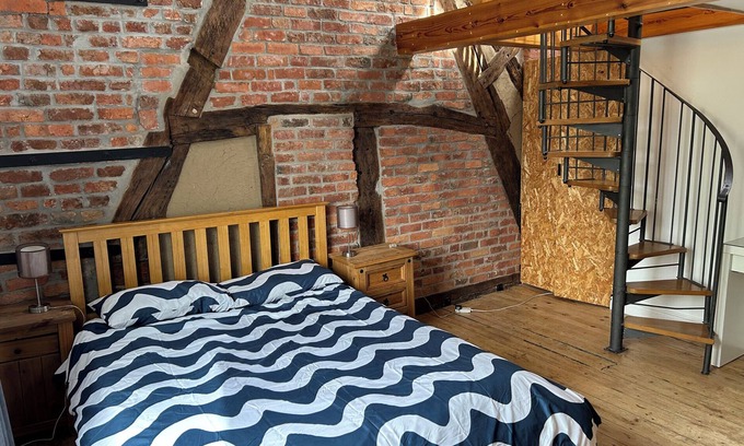 Ashton-under-Lyne Cottage | MALLISON COTTAGE, pet friendly, with a garden in Ashton-Under-Lyne