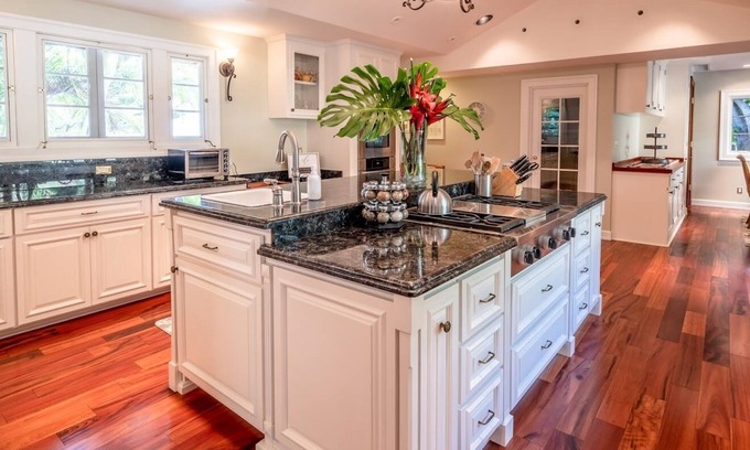 Diamond Head - Kapahulu - St. Louis House | Maluhia Estate - Surrounded by lush tropical gardens Minutes to Beaches& Waikiki