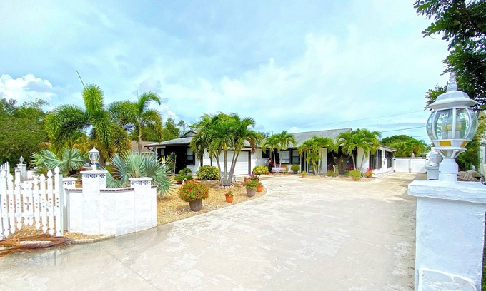 Rocky Point House | Manatee Pocket Place