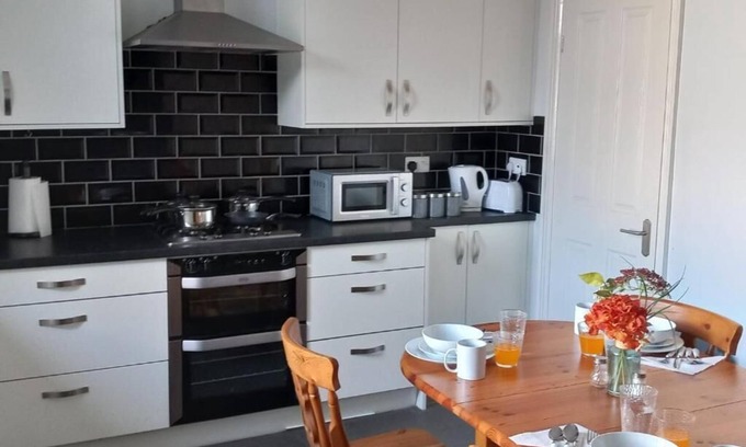 Radcliffe House | Manchester-2Bedroom-1Bathroom-Wifi
